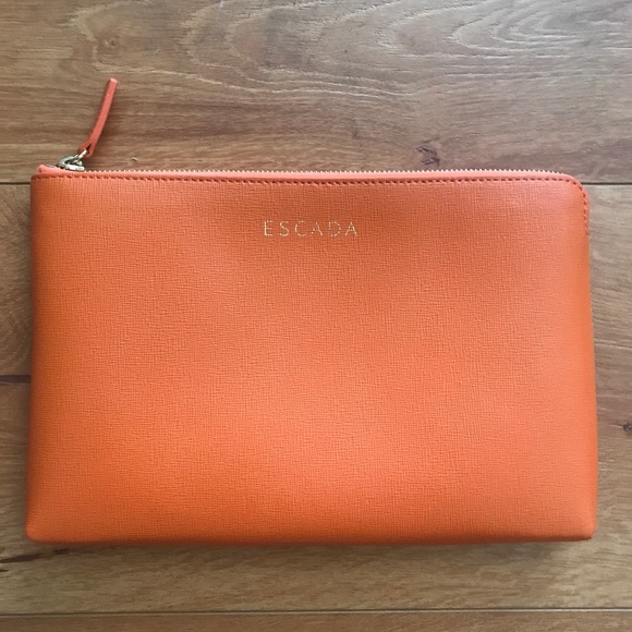 Escada clutch Clearance